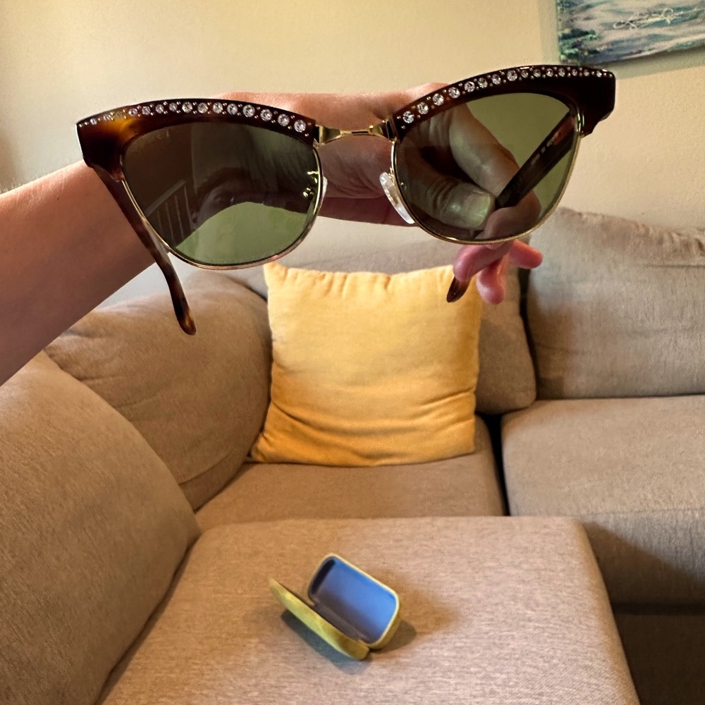 GUCCI Diamond Style Cat Eye Sunglasses With Gold Metal Frame At Bottom.